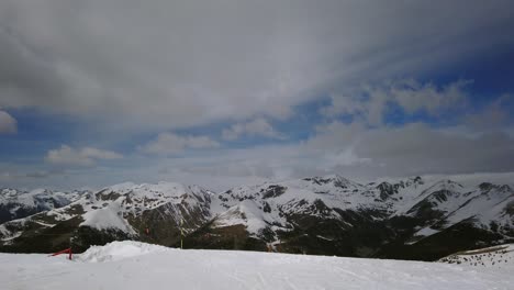 Ein-Bewegungsablauf-Von-Schneebedeckten-Bergen-Unter-Einem-Blauen-Himmel-Mit-Schönen-Wolken
