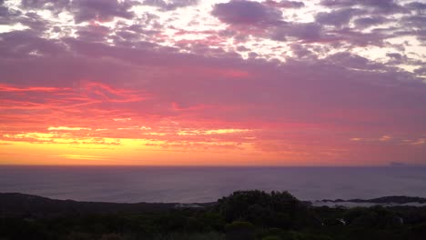 Schöner-Sonnenuntergang-über-Dem-Meer-Mit-Buntem-Himmel-Und-Panoramablick