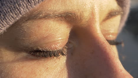 Makro-Nahaufnahme-Einer-Entspannten-Frau,-Die-Ihre-Augen-In-Zeitlupe-Mit-Goldener-Sonnenuntergangsbeleuchtung-Schließt