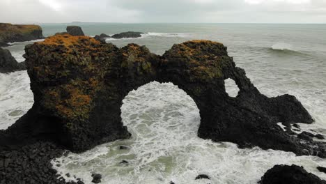 La-Hermosa-Formación-De-Roca-De-Arco-Negro-En-La-Playa-De-Diamantes-Junto-Al-Mar-En-Islandia---Tiro-Ancho
