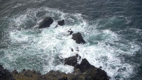 Wellen-Brechen-über-Felsen,-Die-Von-Einer-Klippe-Entlang-Der-Küste-Irlands-Aus-Gesehen-Werden