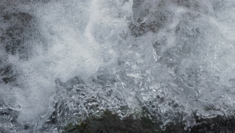 Nahaufnahme-Wasserfall,-Fallendes-Wasser-Und-Sprudelnde-Zeitlupe