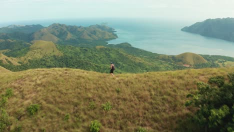 Luftaufnahme-Des-Wanderns-In-Den-Bergen-Umgeben-Von-Dschungel-In-Coron,-Palawan,-Philippinen