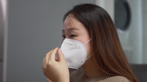 Asiatische-Frau-Trägt-Eine-Medizinische-Schutzmaske,-Um-Sich-Und-Ihr-Zukünftiges-Baby-Vor-Coronavirus-Zu-Schützen