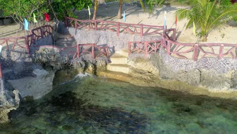 Toma-Aérea-De-Drones-De-Un-Turista-Que-Se-Relaja-En-Un-Resort-Costero-En-Filipinas