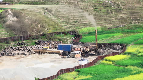 Rauch-Quillt-Aus-Einem-Schornstein-In-Einer-Lokalen-Asphaltmischanlage-In-Nepal
