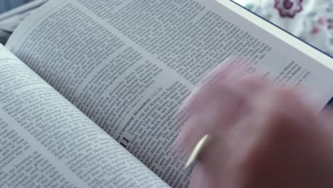 Frau-Scrollt-Und-Liest-Die-Bibel