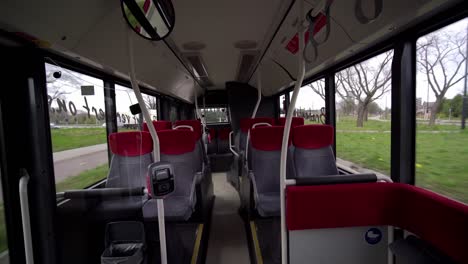 Ein-Leerer-öffentlicher-Bus-In-Eindhoven,-Niederlande-Während-Der-Koronavirusinfektion---Breite-Aufnahme