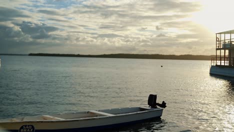 Kleines-Motorboot,-Das-In-Der-Nähe-Von-Großen-Touristenbooten-Auf-Einem-Großen-Amazonas-Fluss-In-Der-Nähe-Von-Alligator-Beach-In-Joao-Pessoa,-Brasilien,-Während-Eines-Wunderschönen-Sonnenuntergangs-An-Einem-Warmen-Sommertag-Geparkt-Wurde