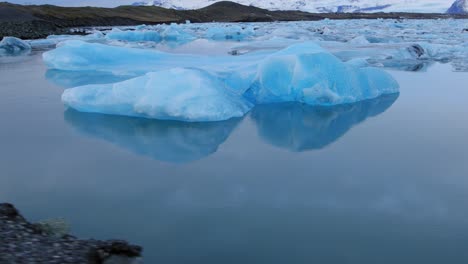 Un-Hermoso-Iceberg-Blanco-Azulado-Flotando-En-Un-Lago-En-Islandia---Toma-Amplia