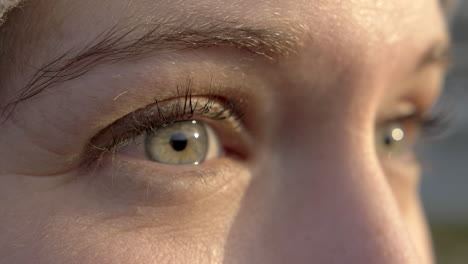 Makro-Nahaufnahme-Einer-Frau,-Die-Ihre-Augen-Mit-Schöner-Sonnenuntergangsbeleuchtung-öffnet