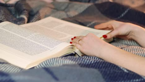 Lesen-Der-Heiligen-Bibel-Durch-Scrollen-Von-Seiten,-Nahaufnahme