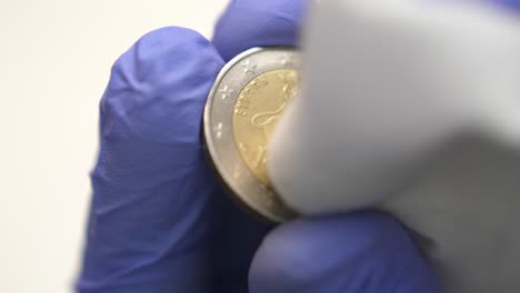 Isoliert-Nahaufnahme-Der-Rückseite-Einer-Zwei-euro-münze-Gereinigt,-Beschädigt