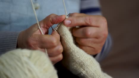 Großmutter-Hände-Stricken-Wollhandwerk-Hobby-Handwerk-Nadeln-Mit-Den-Fingern-Halten,-Nahaufnahme