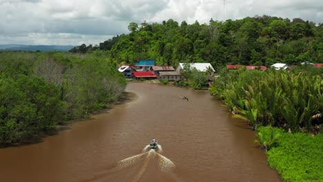 Luftflugverfolgung-Bewegendes-Boot-Im-Trüben-Dorffluss-In-Indonesien