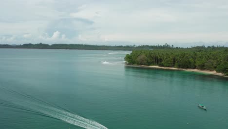 Luftflug-über-Dem-Boot-In-Der-Türkisblauen-Meeresbucht-Von-Mentawai