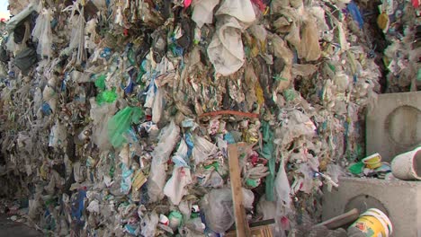 Weitwinkelaufnahme-Einer-Mülldeponie,-Die-Mit-Giftigen-Plastikabfällen-Und-Anderen-Abfällen-Gefüllt-Ist,-Die-Das-Land-Verschmutzen
