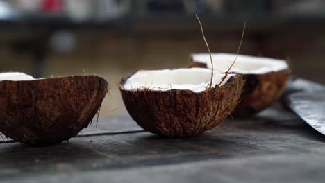 Ein-Paar-Frisch-Geöffnete-Kokoskerne-Stehen-Auf-Einem-Tisch-Und-Warten-Darauf,-Rasiert-Zu-Werden,-Um-In-Brasilien-Mit-Garnelen-Zu-Kochen