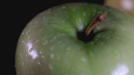 Nahaufnahme-Eines-Frischen-Grünen-Apfels-Für-Eine-Gesunde-Ernährung---Closeup-Erschossen