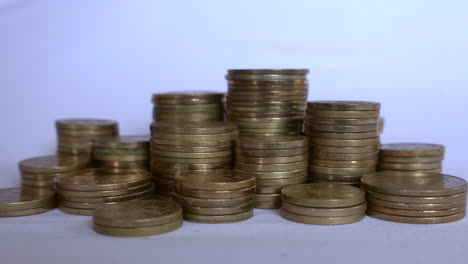 Montones-De-Monedas-Nepalíes-Sobre-Un-Fondo-Blanco