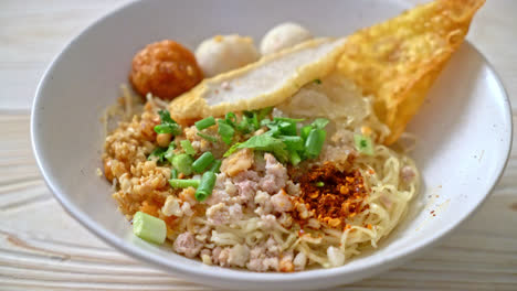 Scharfe-Nudeln-Mit-Fischbällchen-Und-Hackfleisch---Asiatische-Küche