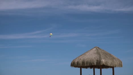 Ein-Fallschirm,-Der-In-Der-Nähe-Des-Ufers-Schwebt