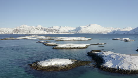 Luftaufnahme-Von-Kleinen-Schneebedeckten-Inseln-Entlang-Der-Flachen-Arktischen-Küste-Norwegens,-Vorwärtsbewegung
