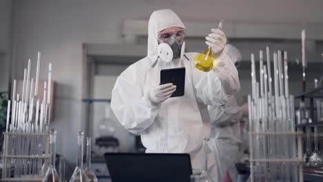 Moderne-Laborwissenschaftler-Arbeiten-In-Schutzanzügen-Und-Atemschutzmasken