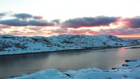 Sonnenaufgang-Am-Fjord-Mit-Einigen-Wolken-Und-Schnee-In-Den-Bergen-Der-Lofoten-Inseln