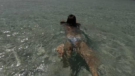 Ein-Mädchen-Im-Tropischen-Bikinischwimmen