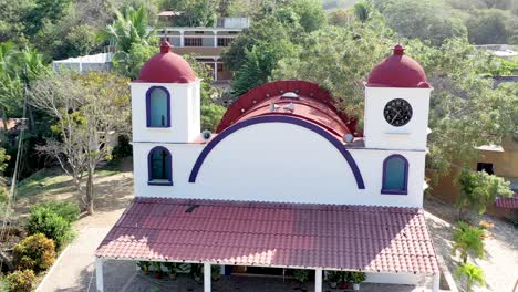 Typisch-Mexikanische-Kirche-Im-Dorf-Mazunte-Oaxaca