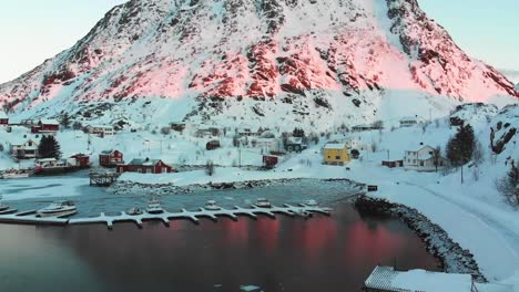 Hafen-Und-Einige-Boote-In-Einer-Kleinen-Stadt-Mit-Dem-Sonnenaufgang-Am-Berg-Auf-Den-Lofoten-Inseln-Norwegen