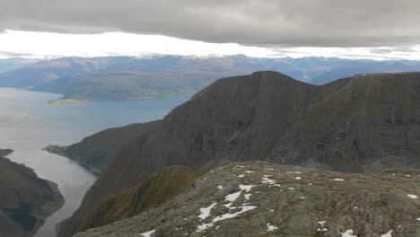 Parte-De-Un-Paisaje-épico-Rocoso,-árido-Y-De-Gran-Altitud-Hasta-Un-Fiordo-Vibrante-En-Noruega