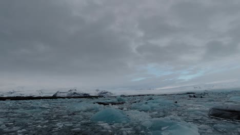 Toma-Aérea-Fpv-Del-Lago-Glacial-Congelado-En-Islandia