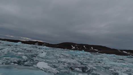 Increíble-Agua-Congelada-Del-Océano-En-Islandia---Toma-Aérea