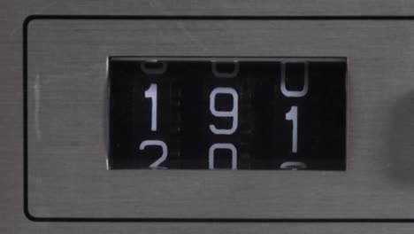 Zeitraffer-Von-Zahlen-Auf-Einem-Vintage-Stereo-Kassettendeck,-Das-Von-Hundert-Aufwärts-Zählt