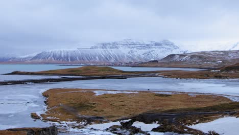 Panoramablick-Auf-Die-Schneebedeckten-Berge-Mit-Dem-Zugefrorenen-See-In-Island