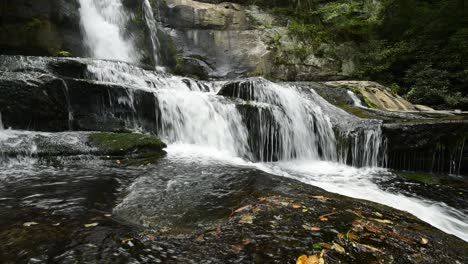 Idyllischer-Wasserfall,-Der-Den-Berghang-Hinunter-Und-über-Granitfelsen-Fließt