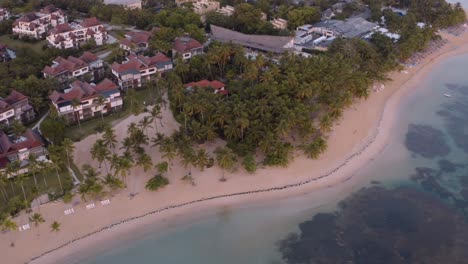 Luftaufnahme-Des-Fantastischen-Strandes-Von-Grand-Bahia-Principe-Bei-Sonnenaufgang,-Halbinsel-Samana,-Dominikanische-Republik
