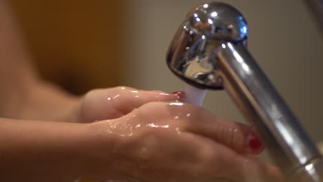 Frauen-Waschen-Sich-Die-Hände-Mit-Wasser-Und-Seife