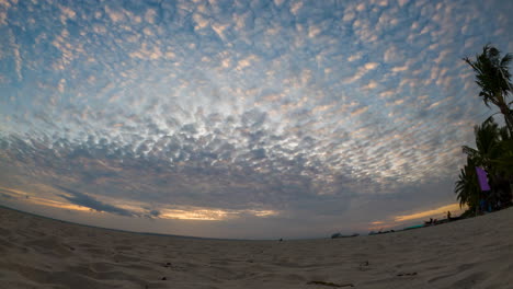 Sonnenaufgangszeitraffer-Mit-Cirruswolken-Am-Strand-Von-Bantayan