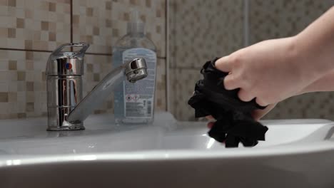 Hände-Einer-Jungen-Frau,-Die-Latexhandschuhe-Wirft-Und-Hände-Im-Waschbecken-Wäscht