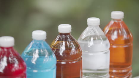 Diferentes-Colores-De-Vino-De-Coco-O-Lambanog-Almacenados-En-Botellas-De-Plástico