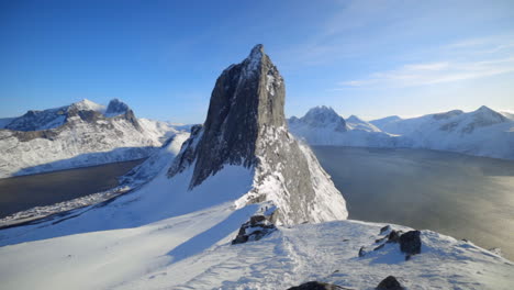 Der-Ikonische-Berg-Segla-In-Norwegen-Im-Winter,-Langsamer-Schwenk