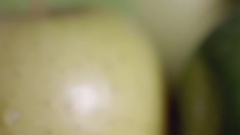 Nahaufnahmerotation-Eines-Gelben-Und-Grünen-Apfels---Nahaufnahmeschuß