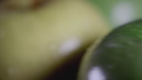 Rotation-Von-Frischen-Grünen-Und-Gelben-Äpfeln-Für-Eine-Gesunde-Ernährung---Nahaufnahme
