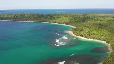Luftaufnahmen-Von-Brechenden-Wellen-In-Der-Tropischen-Türkisfarbenen-Indonesischen-Lagune