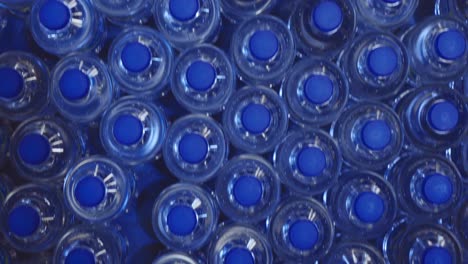 Botellas-De-Plástico-Moviéndose-En-Una-Cinta-Transportadora-En-Una-Fábrica-De-Producción