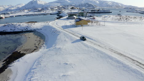 Luftneigung-Eines-Autos,-Das-Durch-Eine-Wunderschöne-Winterlandschaft-Auf-Einer-Insel-In-Norwegen-Fährt