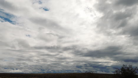 Nubes-De-Tormenta-Corriendo-Sobre-El-Desierto-De-Mojave-En-California,-Estados-Unidos